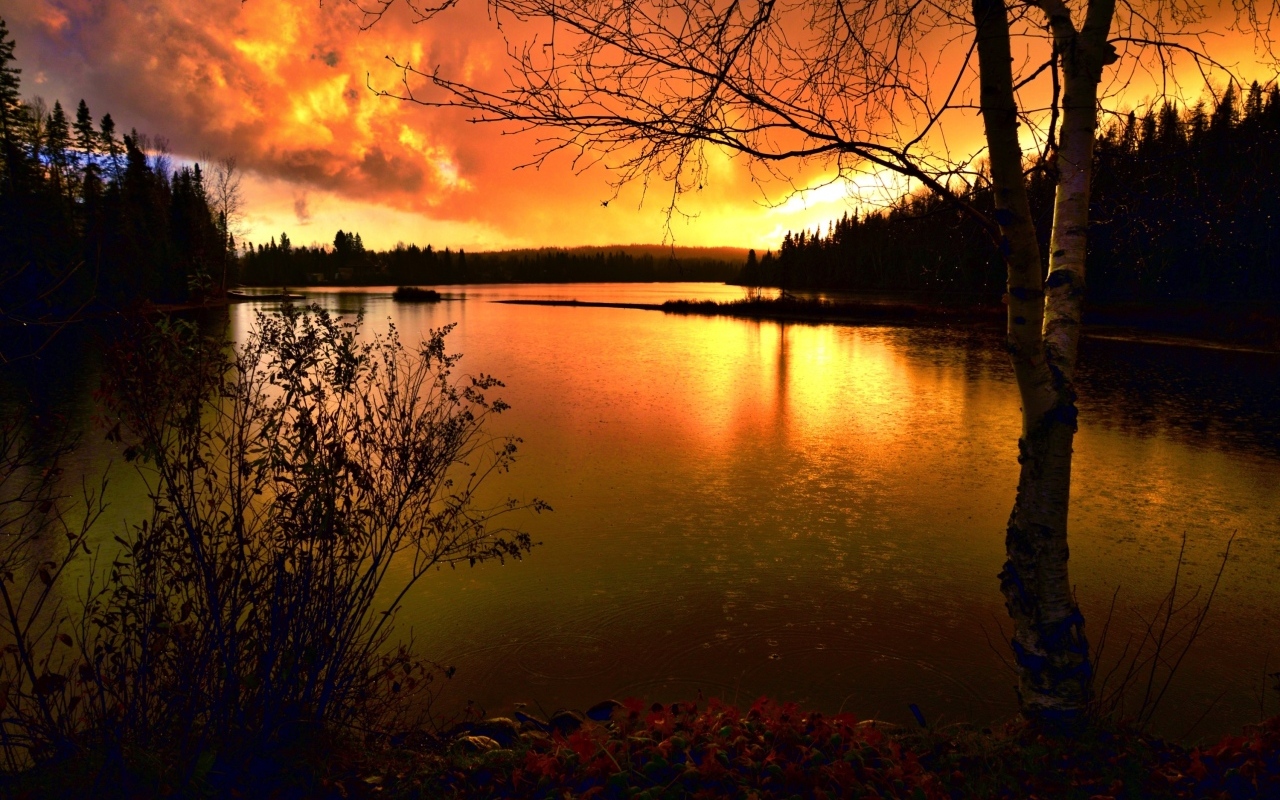 Спокойная гладь реки на закате солнца осенью 