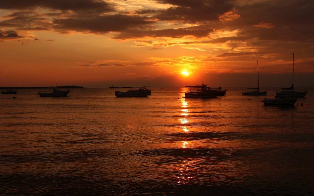 Корабли у причала в море на закате летом