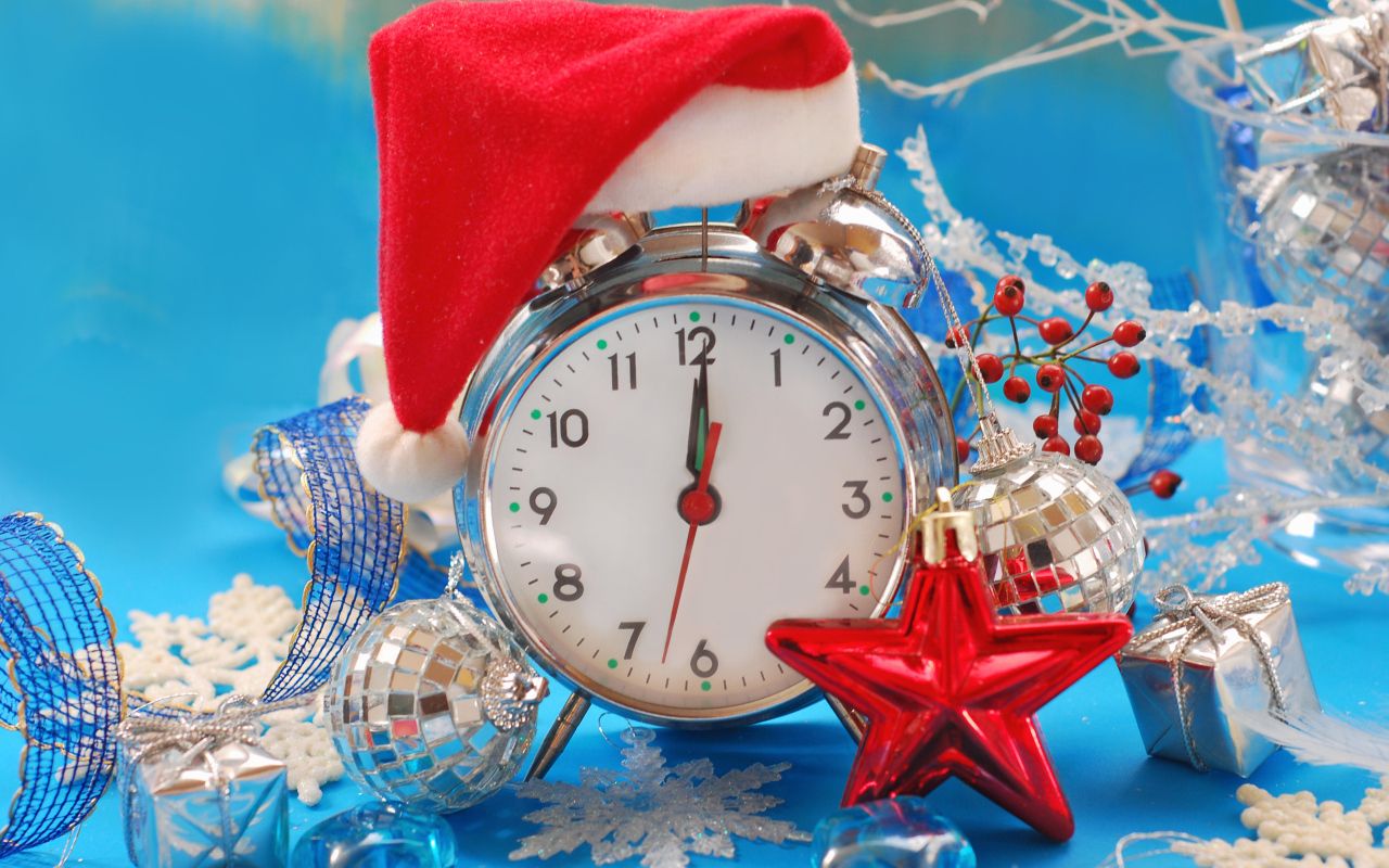 Будильник с елочными игрушками на Новый год