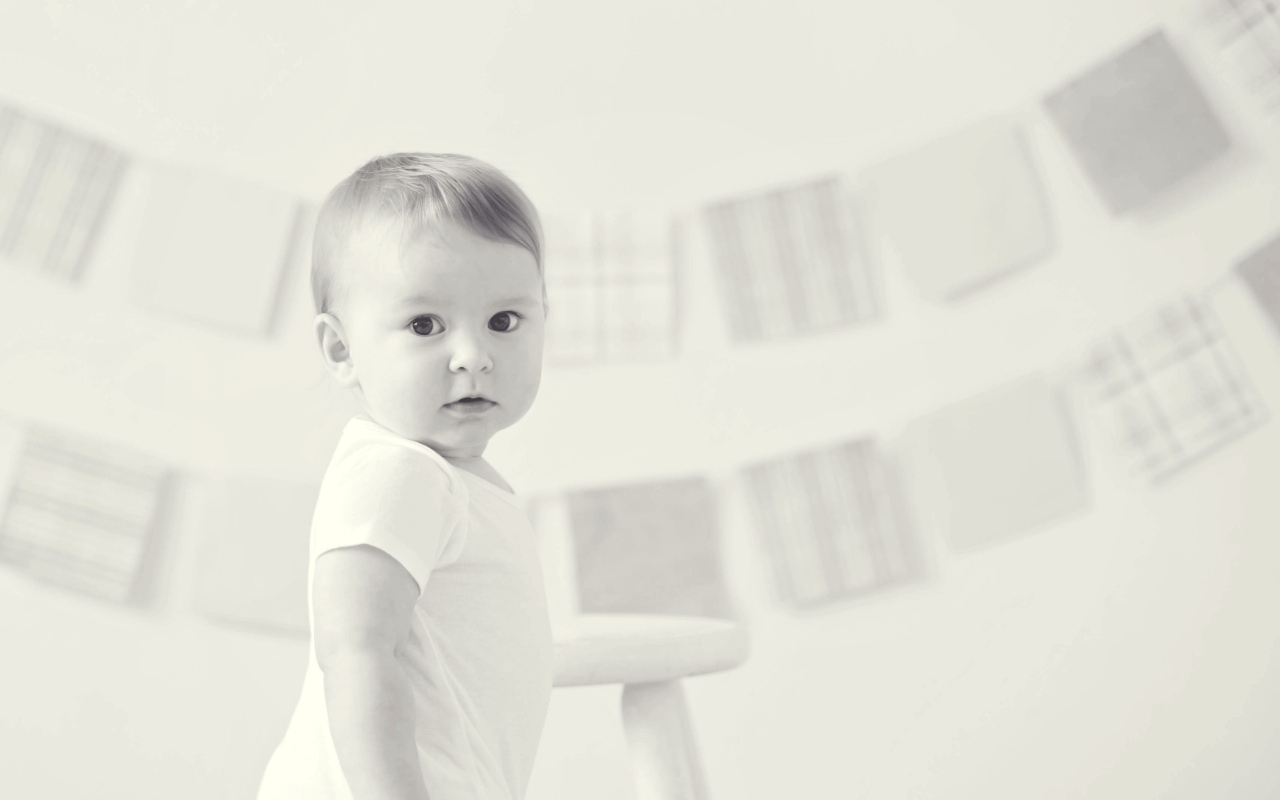 Черно-белое фото с маленьким мальчиком