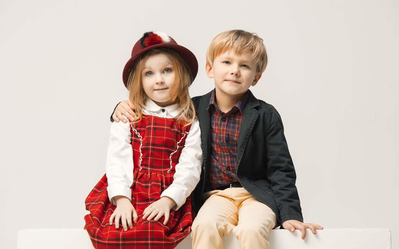 Пара мальчик и девочка на белом фоне