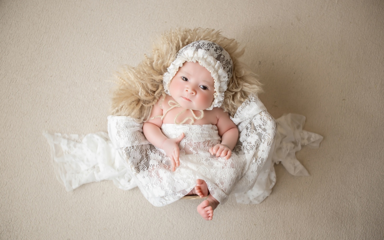 Милый новорожденный ребенок в колыбели 