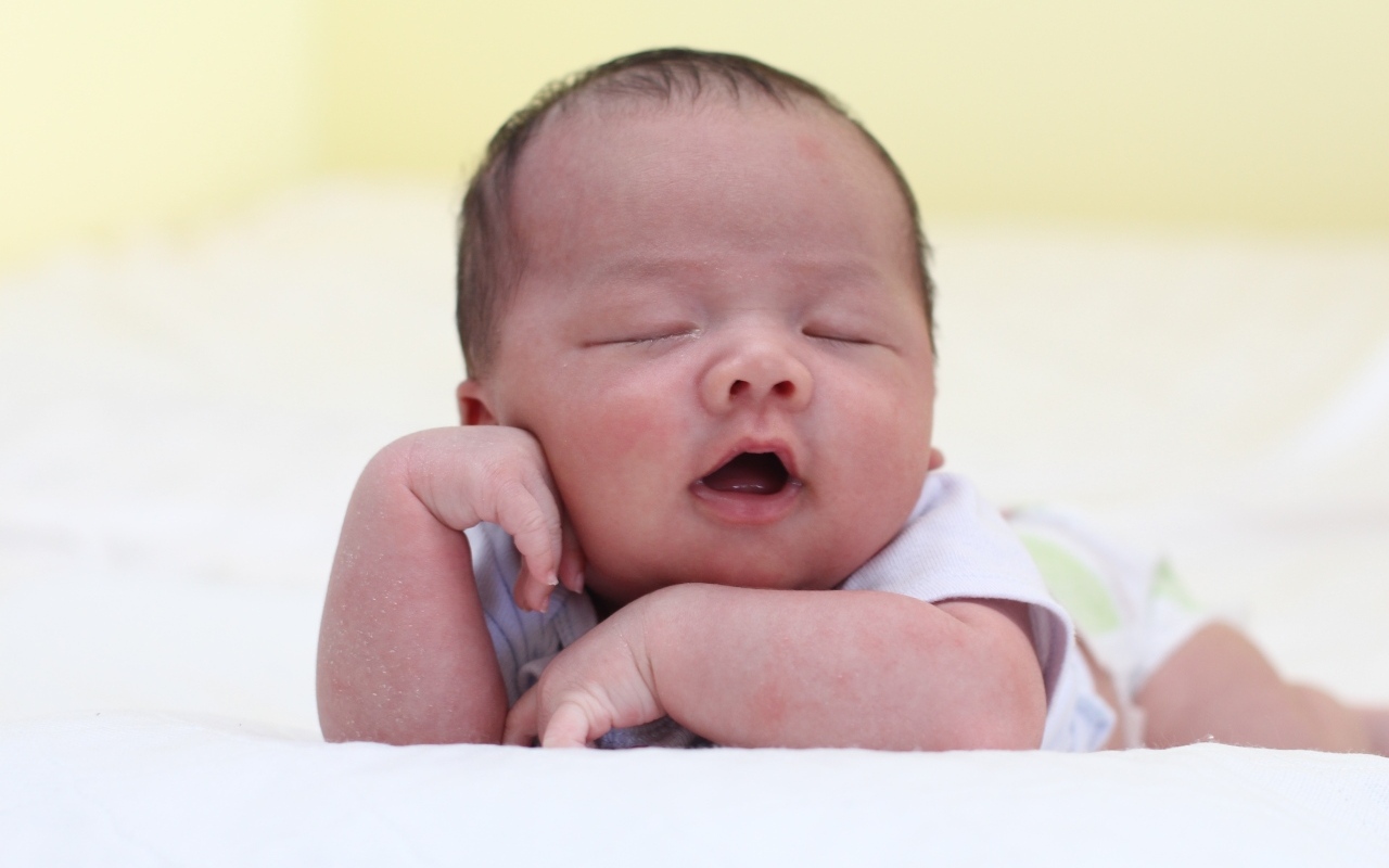 Милый спящий новорожденный ребенок 