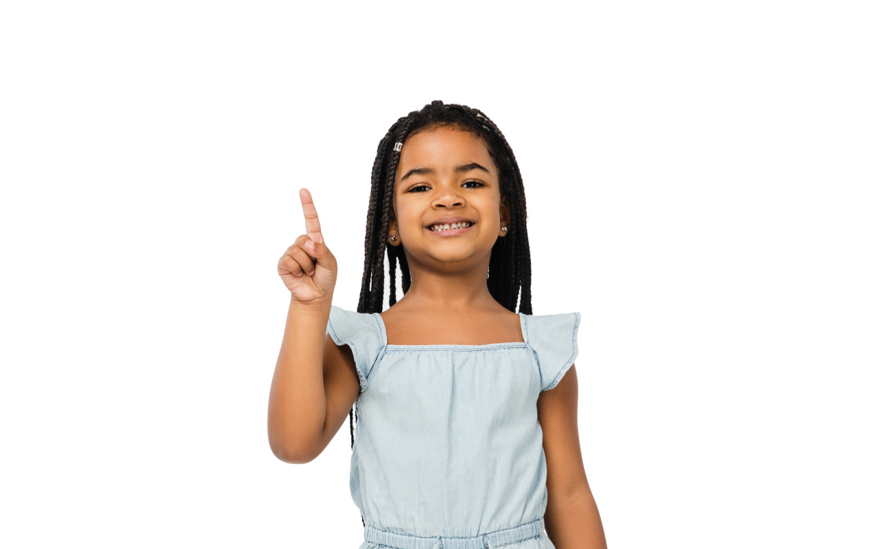 Темнокожая маленькая девочка на белом фоне