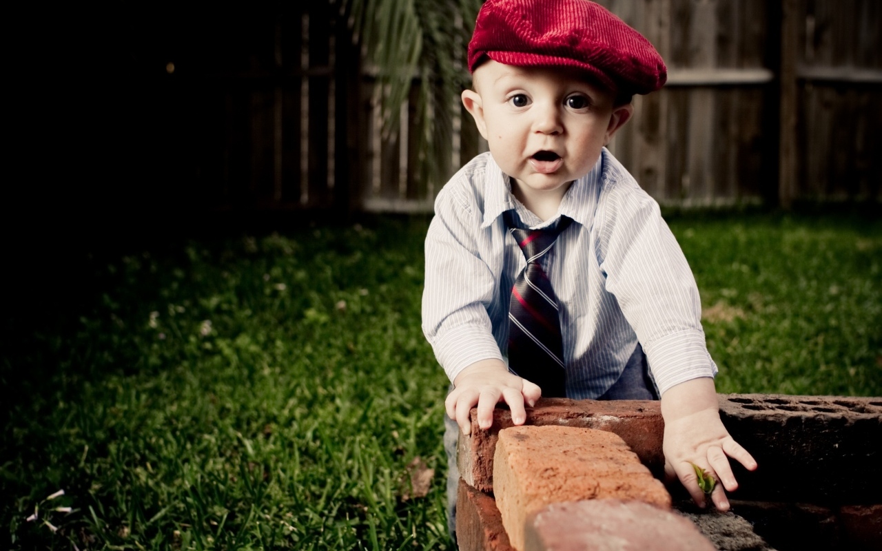 Смешной маленький мальчик в красной кепке