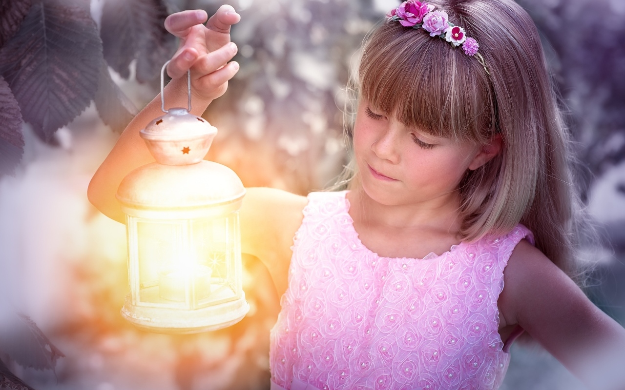 Девочка с фонариком в руках 