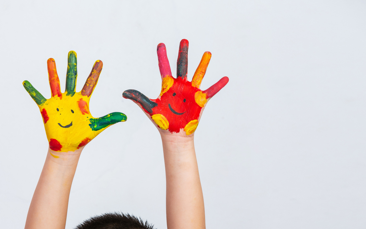 Руки маленького мальчика с рисунком