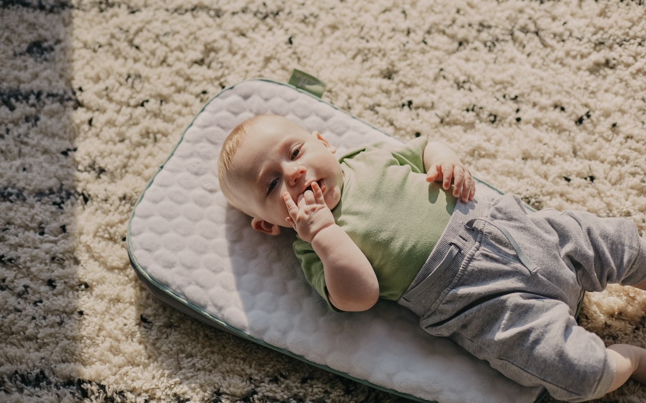 Маленький мальчик лежит на полу