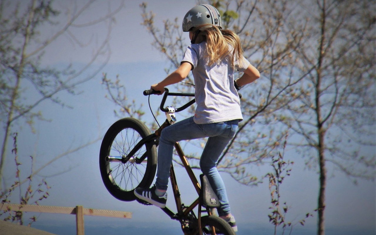 Маленькая девочка на велосипеде 