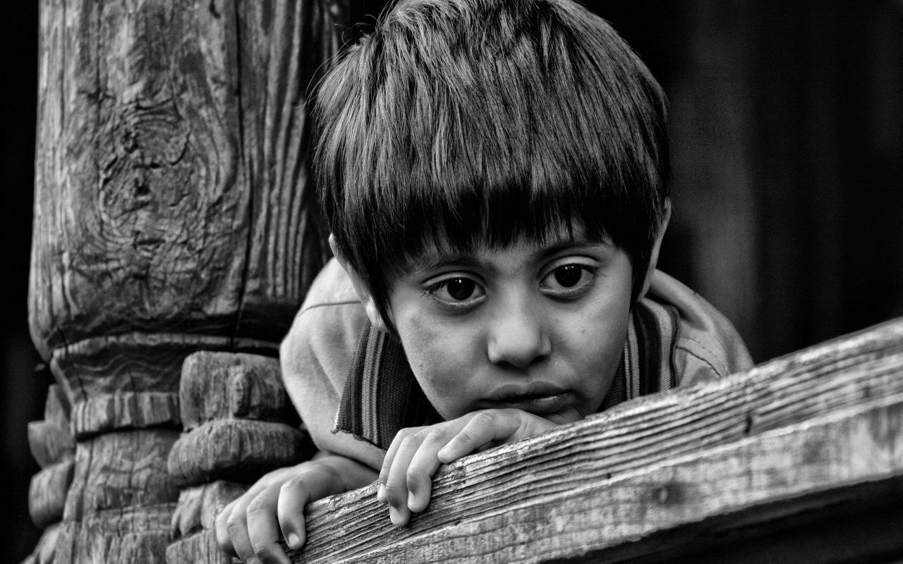 Маленький грустный мальчик черно-белое фото
