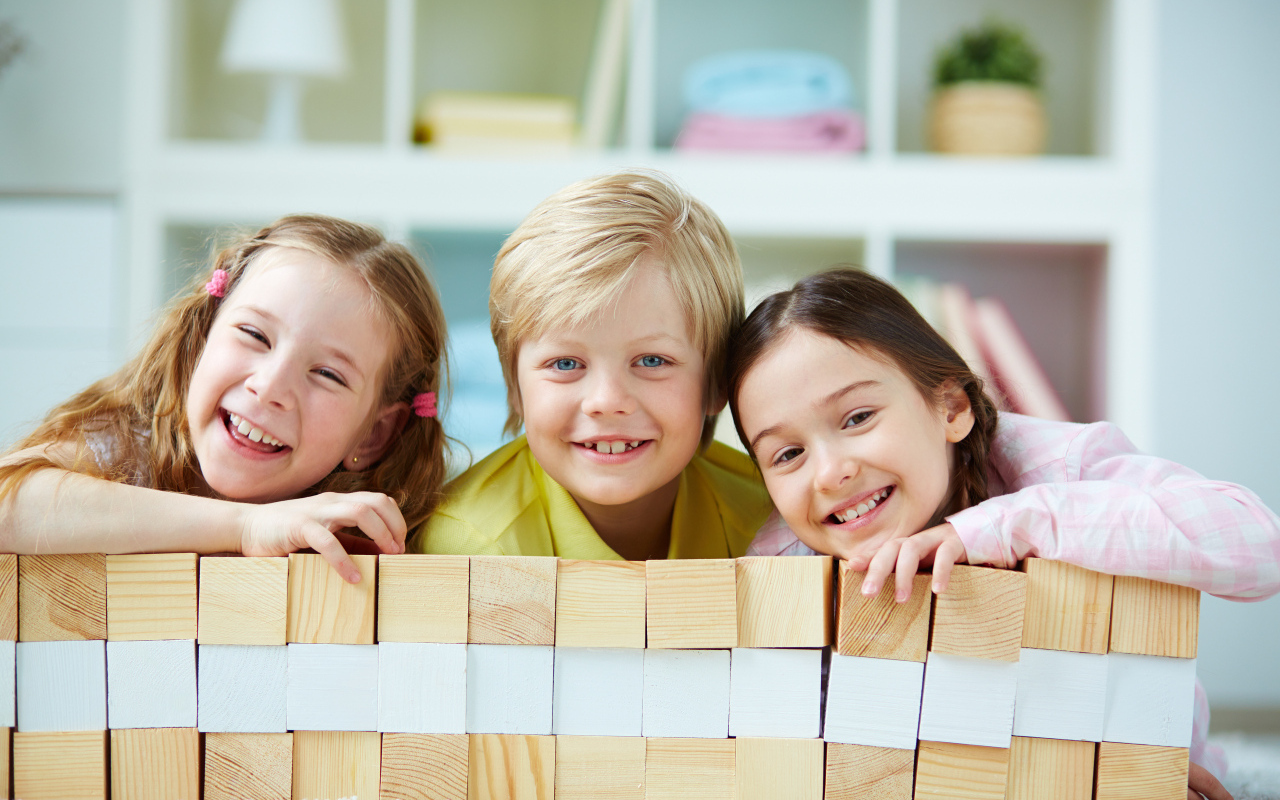 Улыбающиеся дети с кубиками