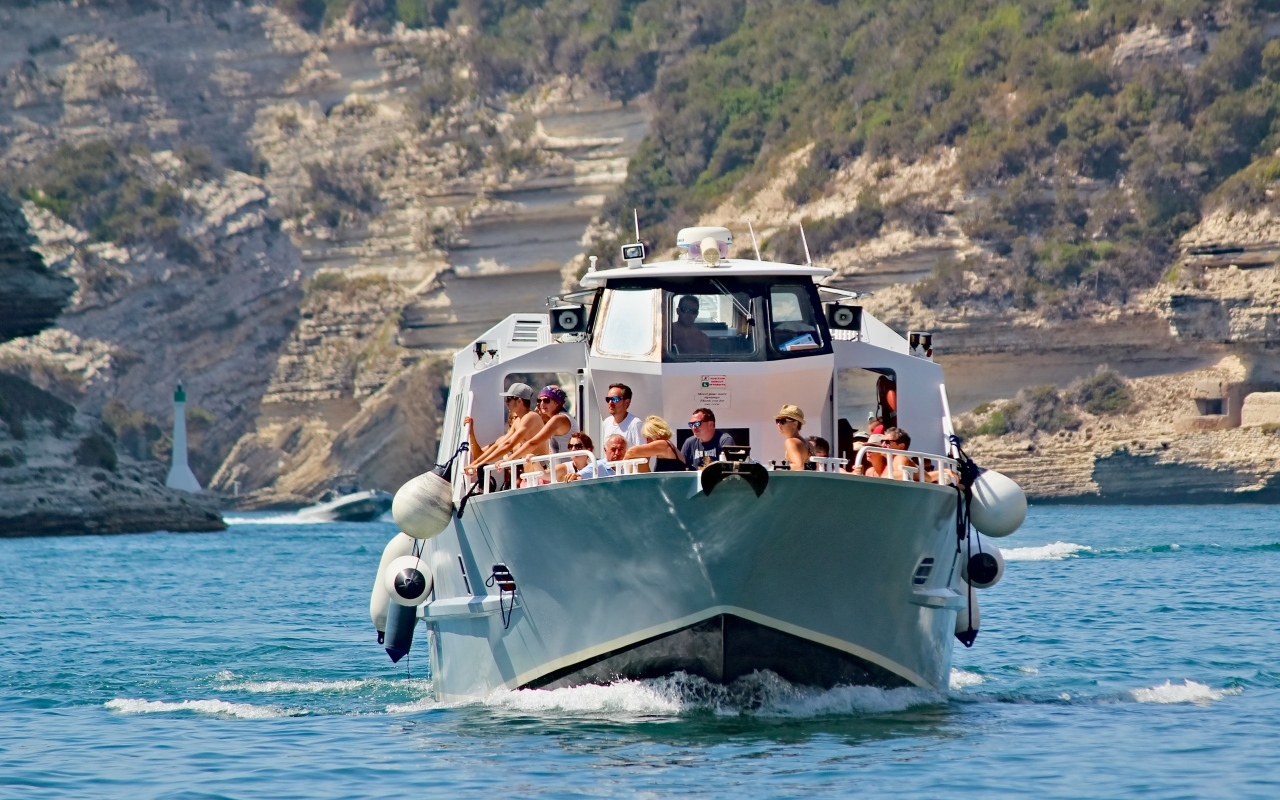 Пассажирское прогулочное судно в море