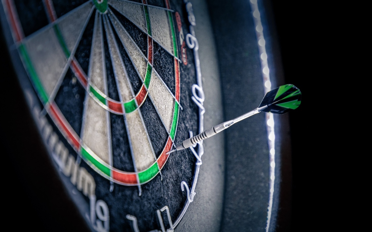 Острый дротик в мишени для дартс