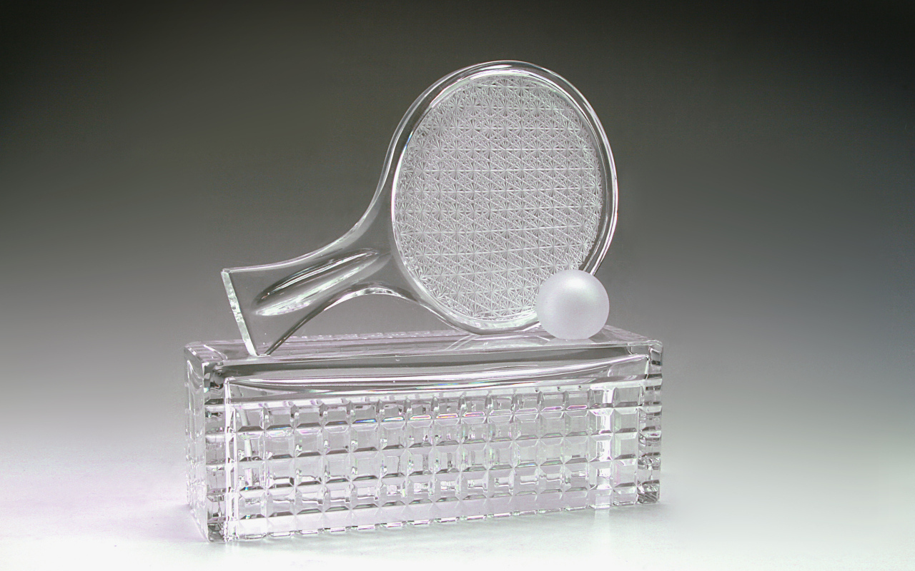 Хрустальная теннисная награда на сером фоне
