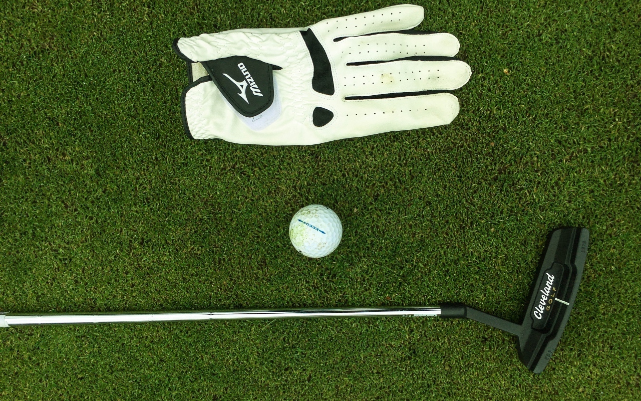 Перчатка, мяч и клюшка для гольфа