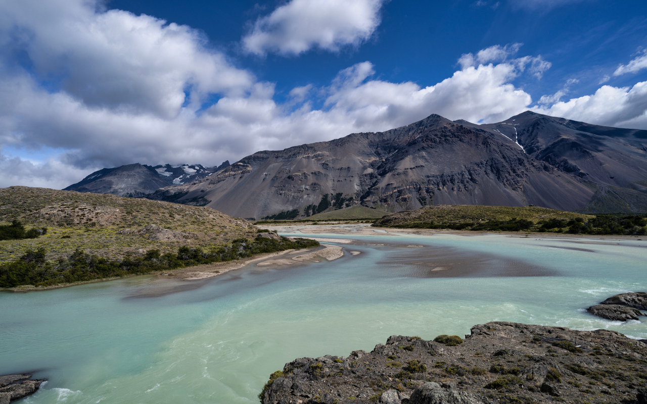 Голубая вода в горной реке, Аргентина