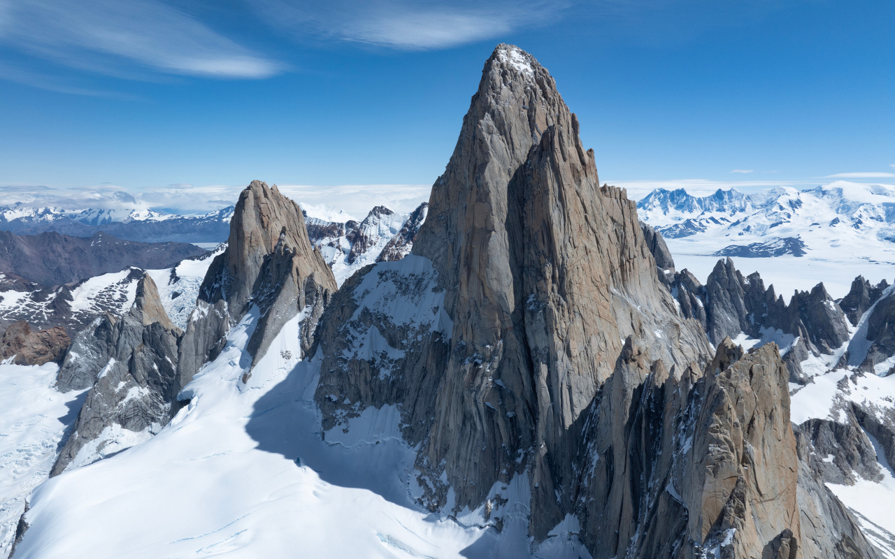 Горная вершина Фицрой под голубым небом, Аргентина