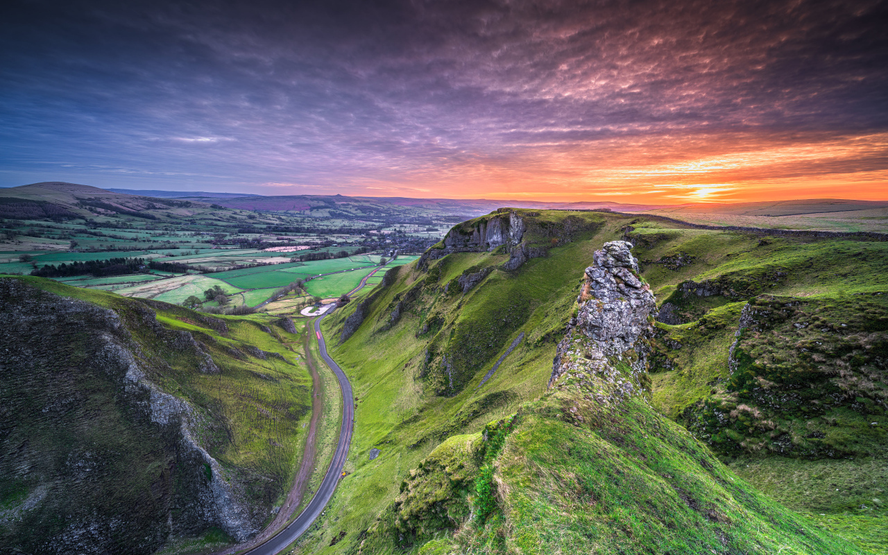Закат над горой в Национальном парке Пик Дистрикт, Англия