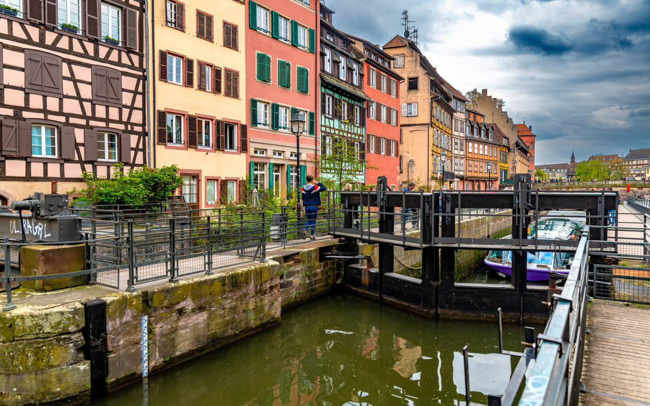 Дом а у водного канала города Страсбург, Франция
