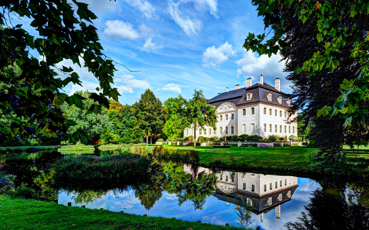 Дворец Браниц в пруда в парке, Германия