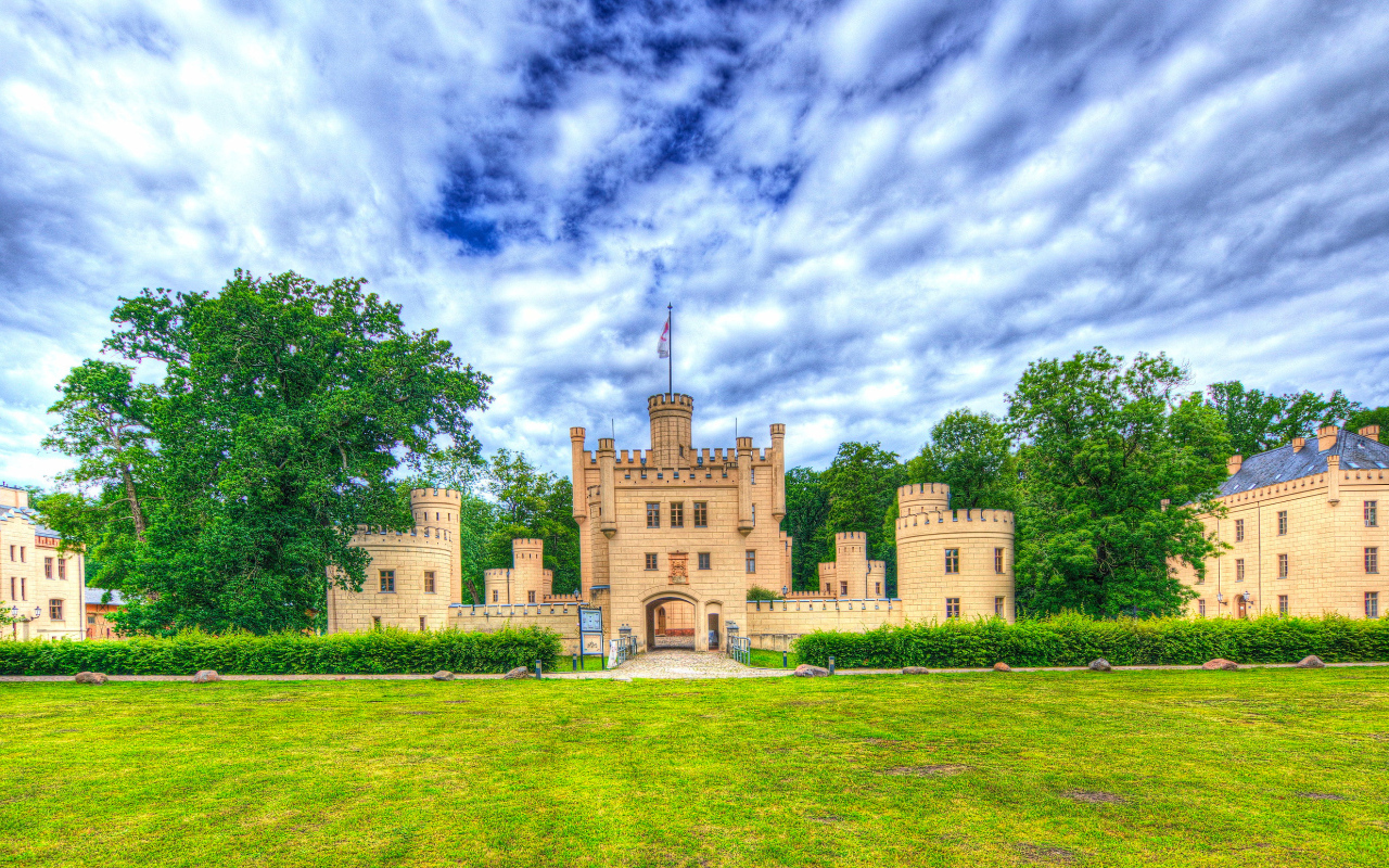 Замок под красивым небом летом, Лецлинген. Германия