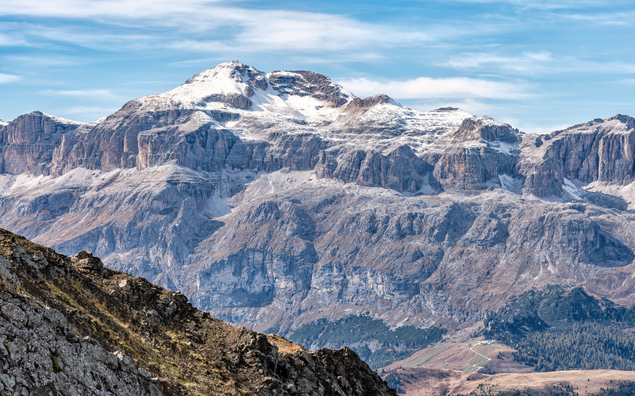 Заснеженные Доломитовые Альпы в лучах солнца, Италия