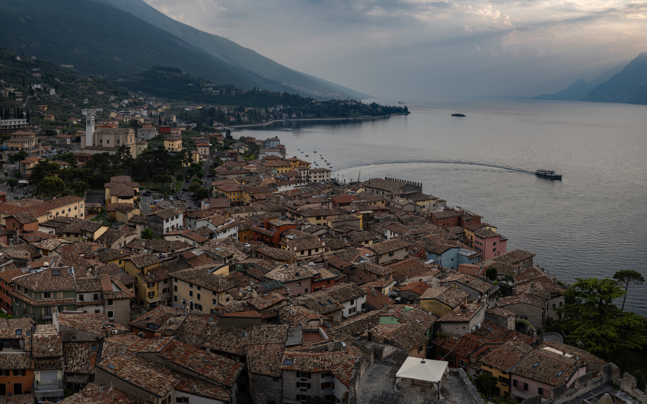 Вид сверху на коммунну Мальчезине у озера, Италия