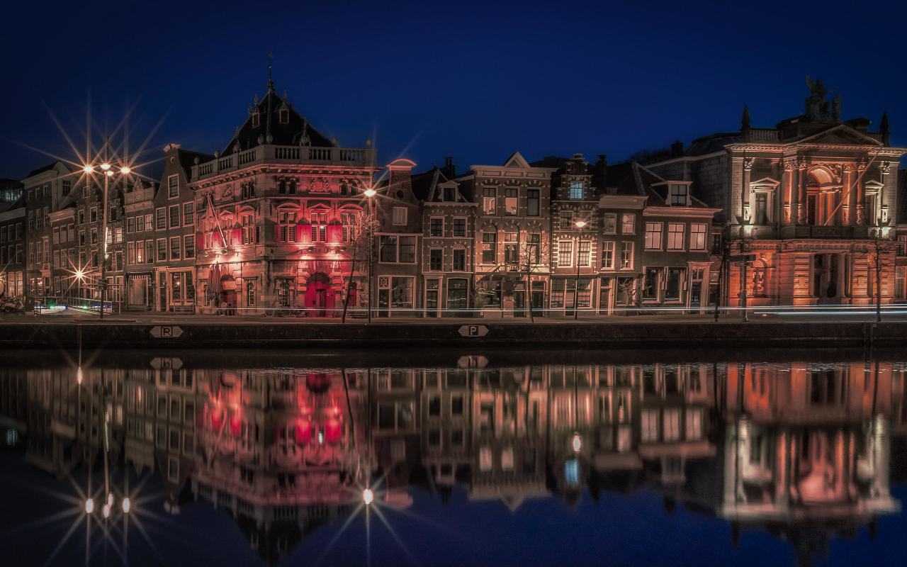Старые дома отражаются в воде ночью, Нидерланды