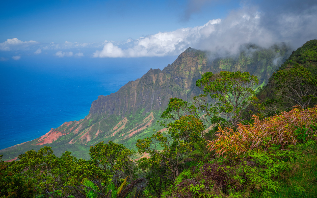 Покрытые зеленью горы на Гавайских островах, США