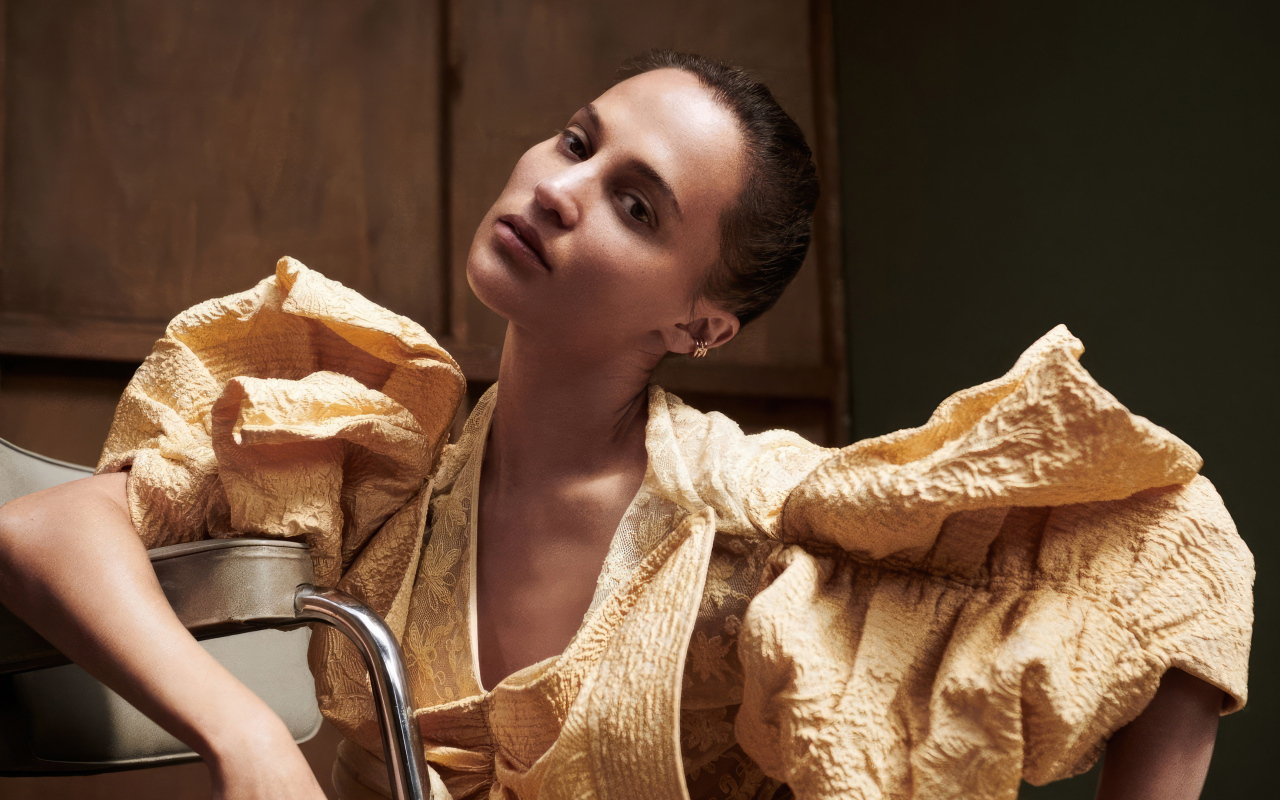 Актриса Алисия Викандер в необычном платье