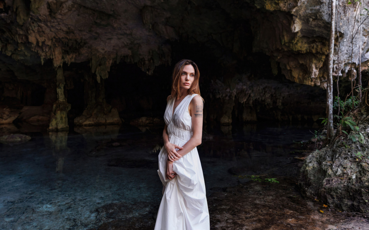 Актриса Анджелина Джоли в белом платье у воды