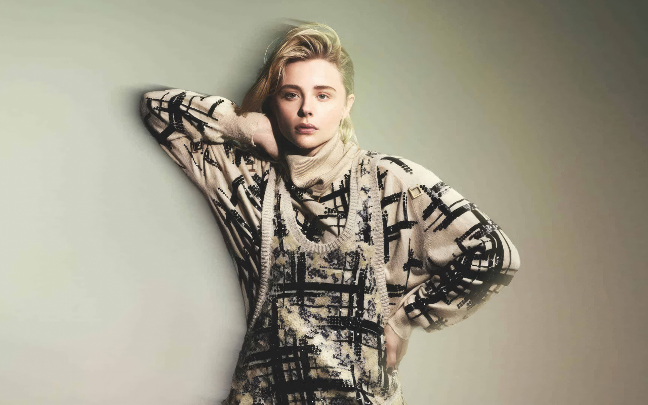 Актриса Хлоя Грейс Морец в свитере на сером фоне