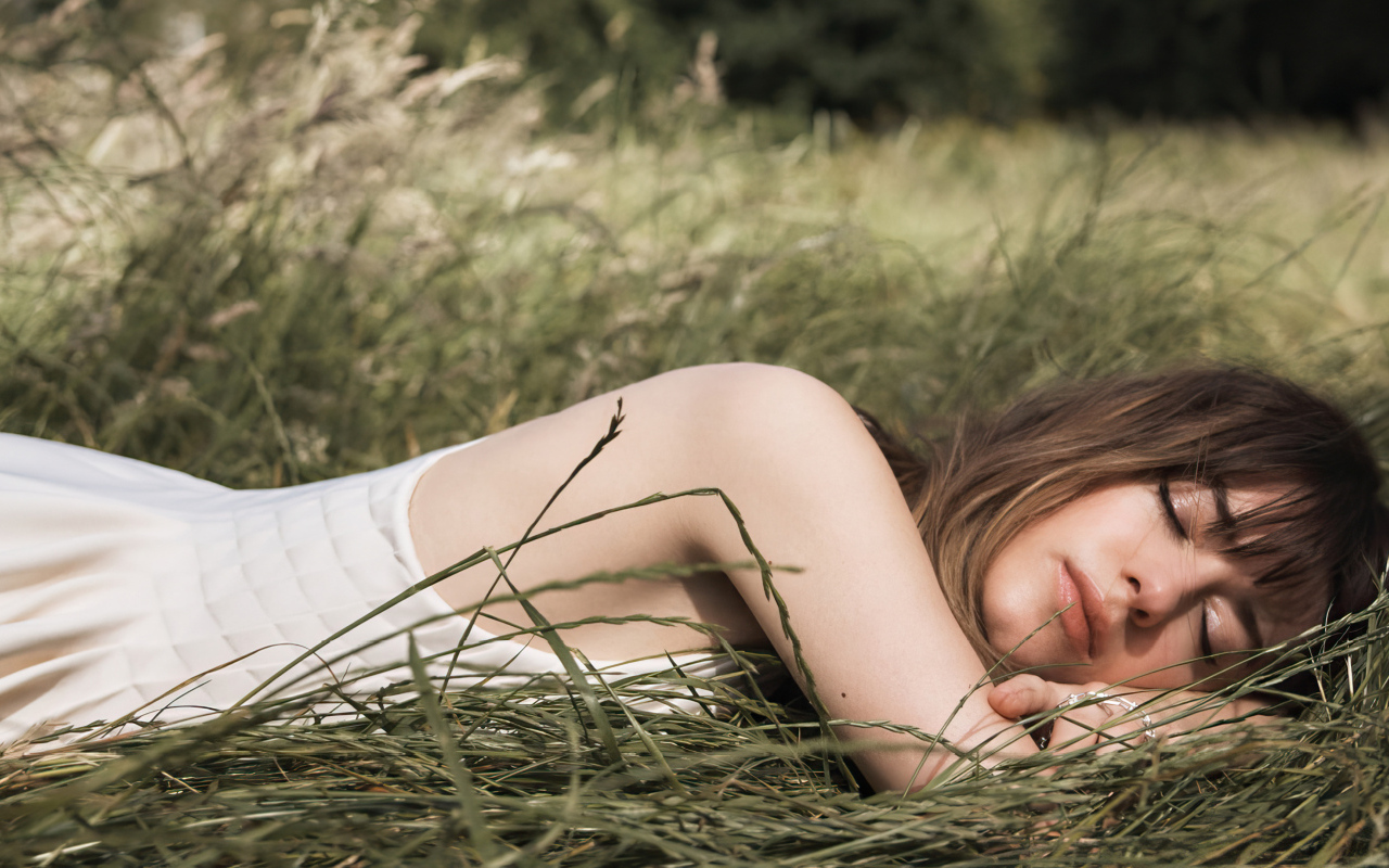 Актриса Дейзи Эдгар-Джонс лежит в зеленой траве