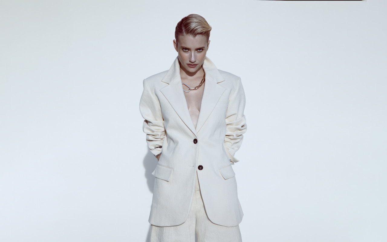 Актриса Эмма Робертс в стильном белом костюме