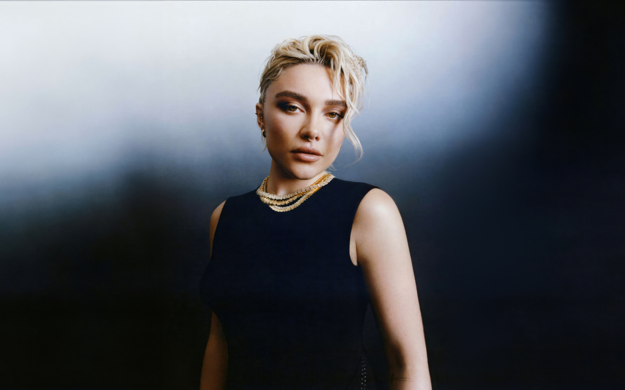 Актриса Флоренс Пью в черном платье на сером фоне