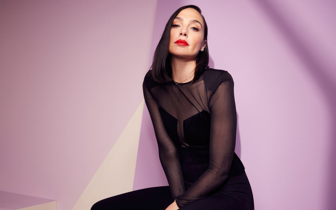 Актриса Галь Гадот на сиреневом фоне