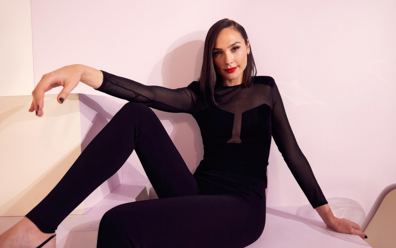 Актриса Галь Гадот позирует для фото