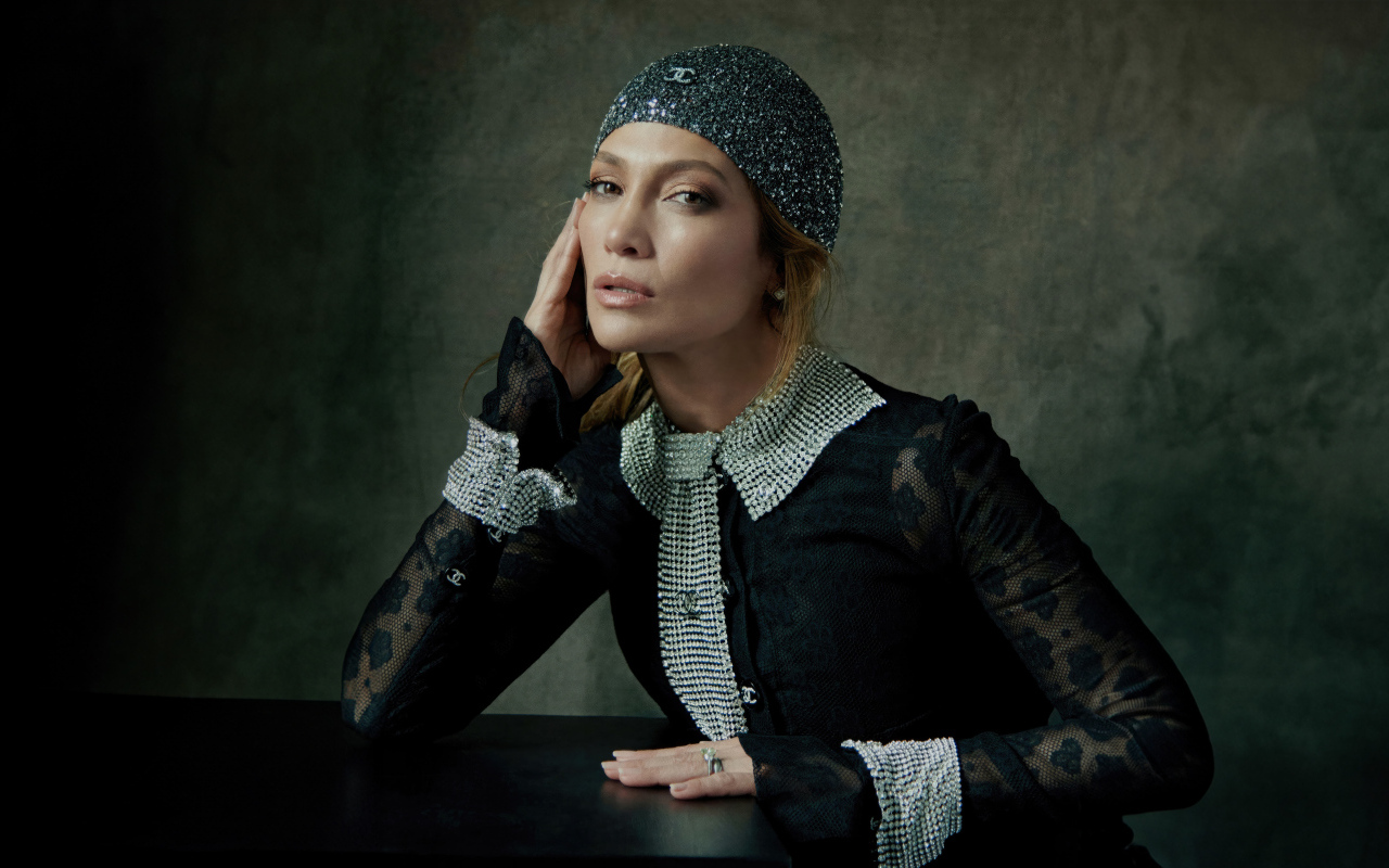 Актриса Дженнифер Лопес в блестящей шапке