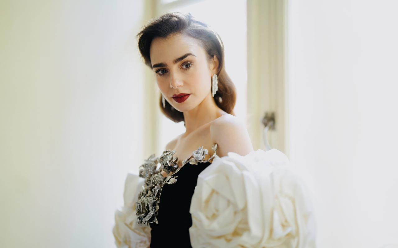 Актриса Лили Коллинз с красивой прической в платье