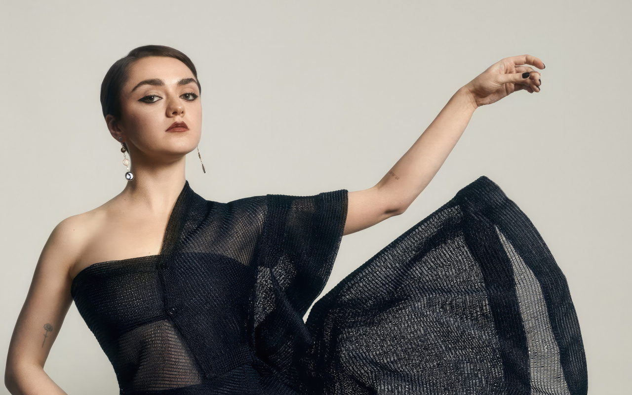 Актриса Мэйси Уильямс в черном платье на сером фоне