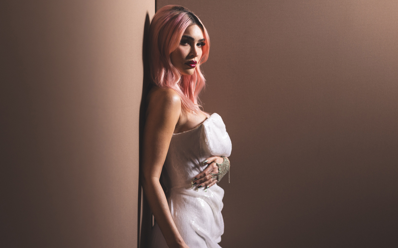 Актриса Меган Фокс с розовыми волосами в белом платье