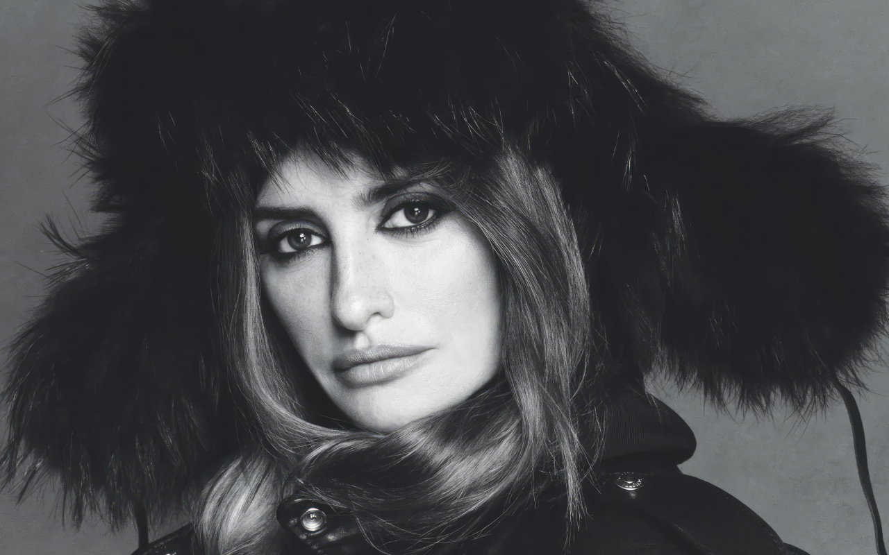 Актриса Пенелопа Крус в меховой шапке