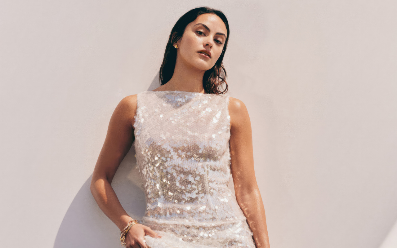 Американская актриса Камила Мендес в блестящем платье