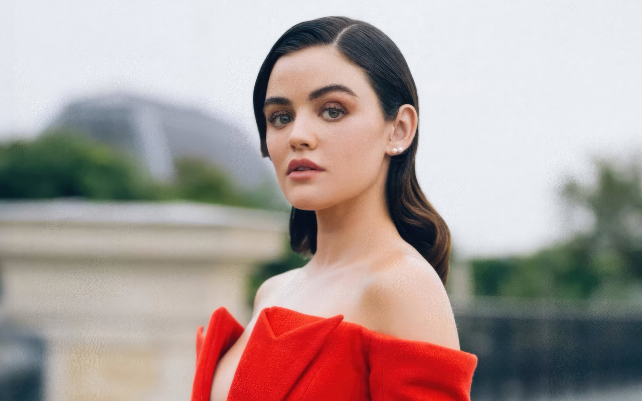 Американская актриса Люси Хейл в красном наряде