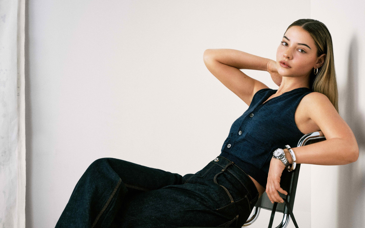 Американская актриса Мэдлин Клайн сидит на стуле