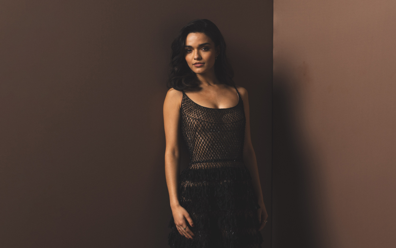 Американская актриса Рэйчел Зеглер стоит у стены