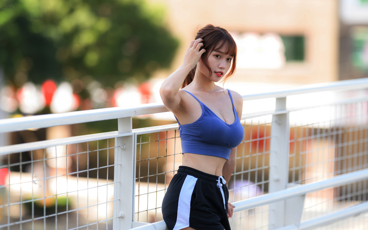 Спортивная азиатка с рукой в волосах