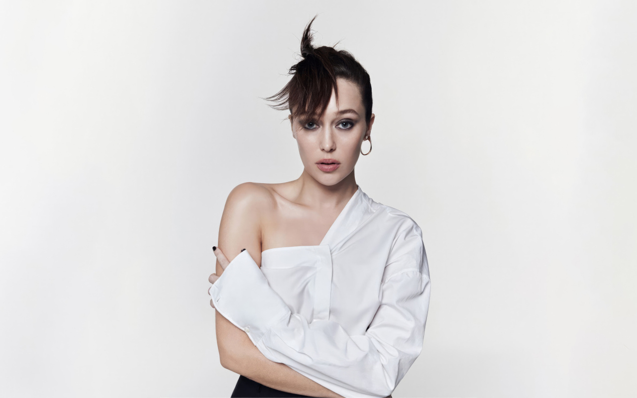 Австралийская актриса Алиша Дебнем-Кэри в белой рубашке