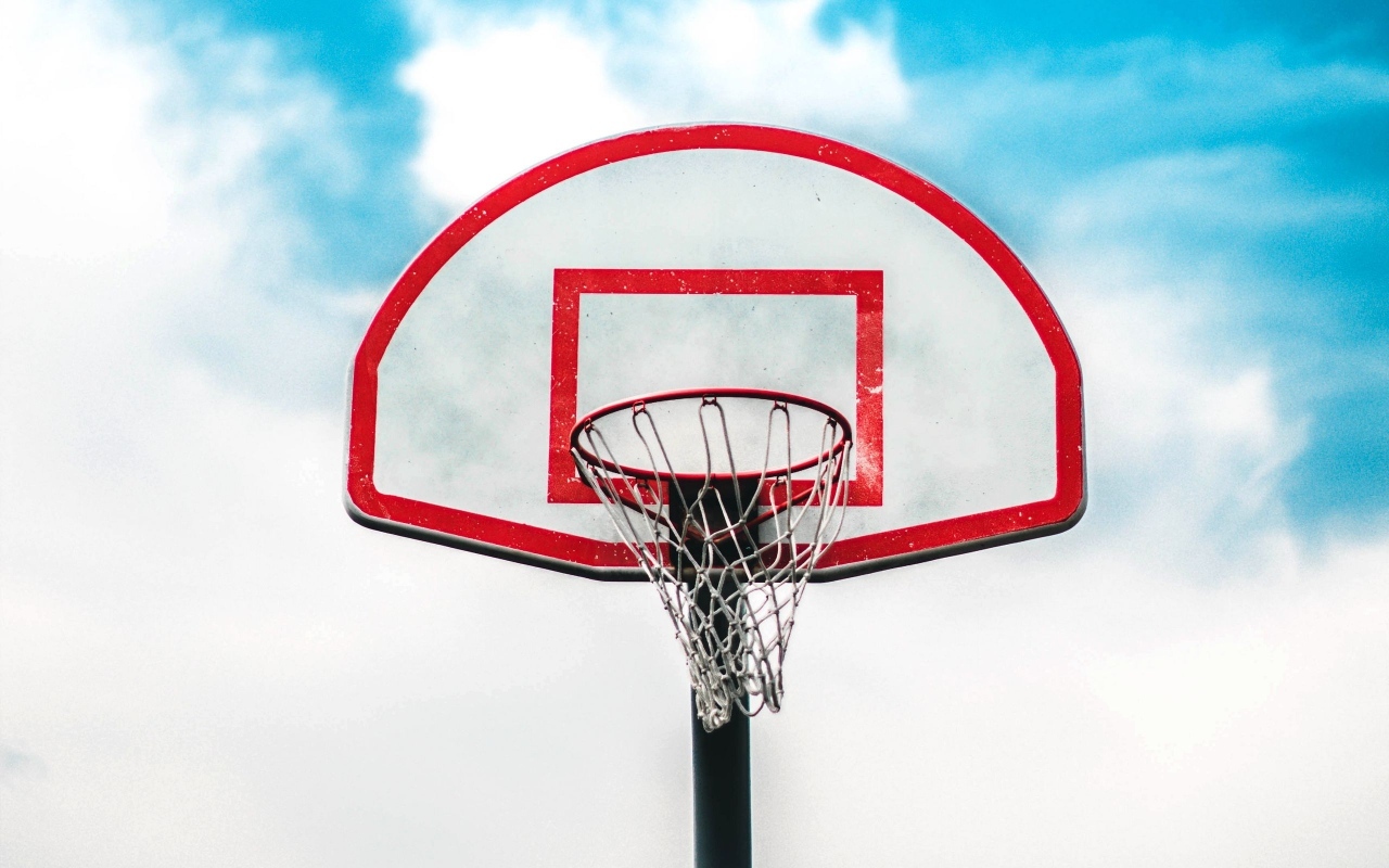 Баскетбольное кольцо на фоне белых облаков
