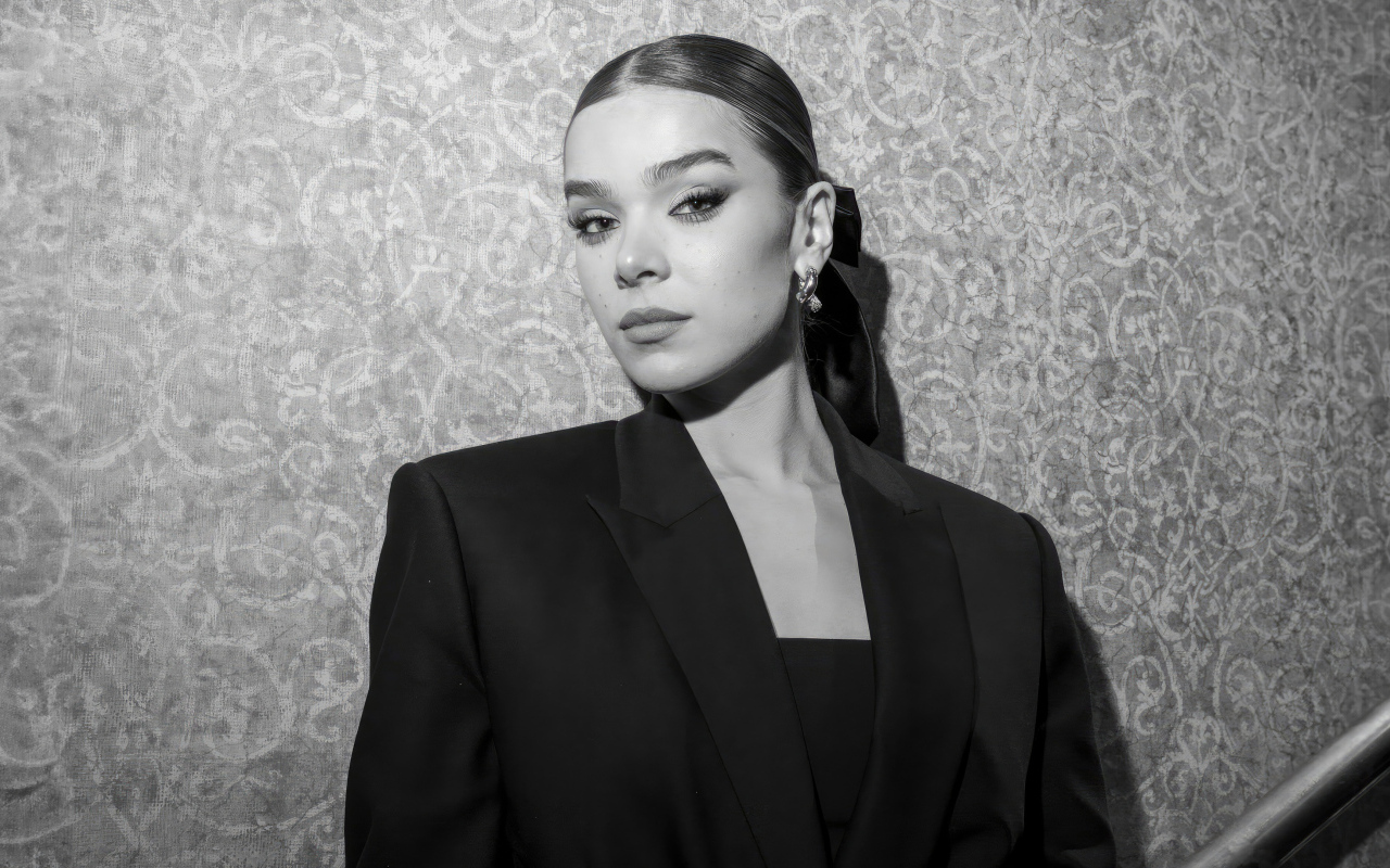 Красивая американская актриса Хейли Стейнфилд в черном костюме